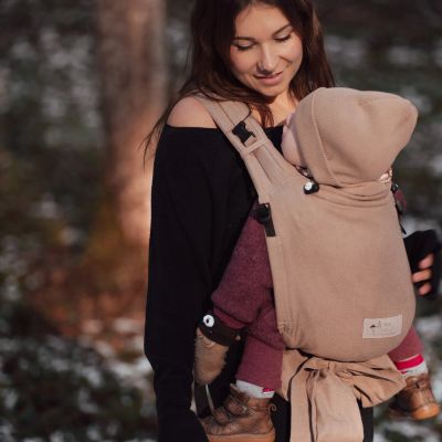 Storchenwiege Talemo Babycarrier Half Buckle Babytrage in sand mit verstellbarem steg gepolsterten traegern und hueftgurt fuer ergonomisches tragen ab geburt bis 15 kg erhaeltlich im Babyladen Erlangen https://www.babyladen-erlangen.de/shop/storchenwiege-talemo-babycarrier-sand/
